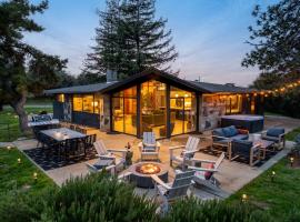 New! Stunning views Hot tub King beds, hotel v mestu Oakhurst