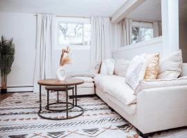 Two Bedroom Apartment Near Downtown Boston with Free Parking, hotel di Revere