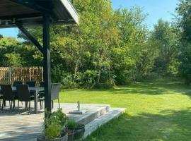 Sommerhus Med Nordisk Stil Og Privat Mose, hótel í Frørup