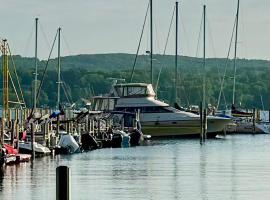 Relation Ship, Hotel in Onekama