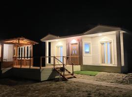 Beach House Retreat Modern, Cozy & Steps to the Sea, Hotel in Fier