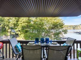 Lakefront Bungalow Near Margaritaville, Hotel in Osage Beach