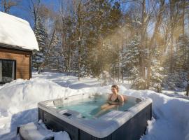 Légendaire Private Hot Tub, Games & Ski，Brownsburg的飯店
