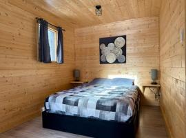 Mini-chalet tout confort - Lac de Pohenegamook, מלון בPohénégamook