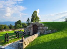 Domek Hobbita z jaskinią SPA - Osada Jaworzyny, khách sạn ở Tokarnia