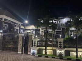 Green palace Apartments, hotel amb piscina a Owerri