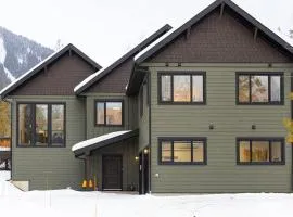 Gorgeous 6 Bedroom with 2 Hot Tubs