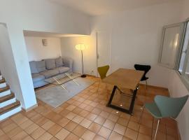 Maisonnette au pied de la colline 2 chambres, готель у місті Кюерс