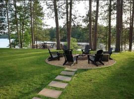 Dog-Friendly Home with Dock Kayaks Hot Tub Game Room & AC, hotelli kohteessa Eagle River