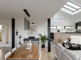 Luxurious Retreat with Cinema Lounge, Hotel in Ely