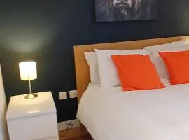 Stylish Clyde Riverfront Flat with Balcony Views