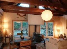 Boutique River Cabin, Infrared Sauna, Hot Tub