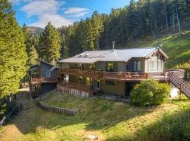 Quinn Peaks Entire 30 Acre Property with a hot tub