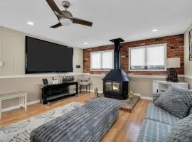 Relaxed Ocean Gate Shore Getaway 3BR with Sofa Bed Fireplace and Parking