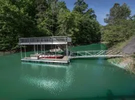 Eagles Nest 5 Bdrm Lakefront Luxury Retreat with Hot Tub and Moutain Views