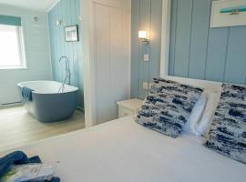 Swanage Signature 1 Bedroom Lodge with Hot Tub, hotel di Swanage