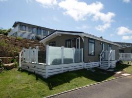 Swanage Signature 2 Bedroom Lodge with Hot Tub, hotel di Swanage