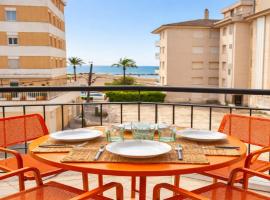 Beachfront apartment with sea views, Hotel in Cunit