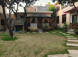 The woods by lake & woods, hotel en Rāmnagar