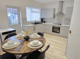 Machester Oldham Accomodation-Sleeps 6 -2BR, khách sạn ở Manchester