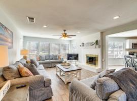 Lakeside Retreat Large Spacious Home with Game Room, hotel a Tool