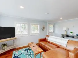 Nautical themed retreat with back deck, alfresco dining, open layout, & AC