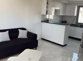 Villa neuve avec une grande terrasse