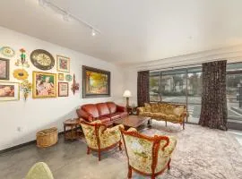 Stylish South Hill Retreat Queen Bed and Sofa Sleeper Full Kitchen Free Parking