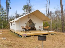 Waterfront Glamping & Fishing, luksuslik telkmajutus sihtkohas Wewahitchka
