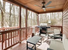 Raleys Retreat with Hot Tub 2 Mi to Dtwn Boone!, hotel en Boone