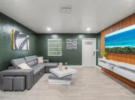 East Boca Getaway with Hot Tub Near Beach and Mizner Park