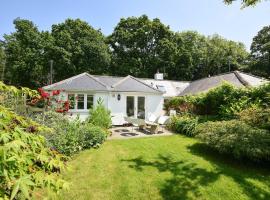 Sunny, Single-level Cottage with Garden & Parking, Dog friendly, Near Rye, hotel i Guestling