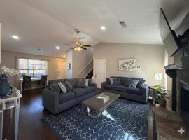 Game Room! King Bed! Near ATL! Fenced Yard w Deck BBQ, hotel v destinaci Tucker