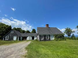 Private Beach! Passamaquoddy Bay Cottage, Hotel in Perry