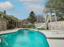 Patio and Fenced Yard Group Getaway Near Fort Bliss, Hotel in El Paso