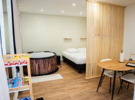 Suite Luxe Romantique avec Spa Privatif: Angers şehrinde bir otel