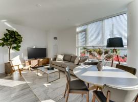 Lake Simcoe Stays at Friday Harbour Resort, hotel v destinaci Innisfil