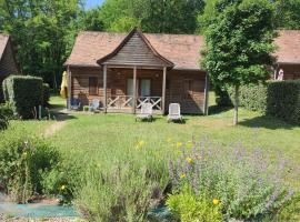 Cottage en bois Hameau de la Borie, Hotel in Carsac-Aillac