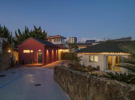 제주청년살이 Jakuzi, Private Cozy Garden, Hyeopjae Beach 3 minutes walk, hotelli kohteessa Hyŏpchae-ri