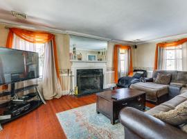 Walk to DW Field Park! Spacious Home with Deck – hotel w mieście Brockton