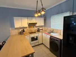 Cozy Apartment with Table Mountain and beach views