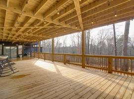 Mountain Retreat in Commerce with Billiards and Darts, hotel in Commerce