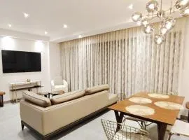 Luxury Condo Residencial Area Close to Everything