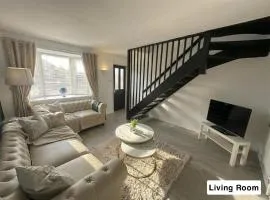 Cosy 2 Bedroom House Near City Centre with Parking