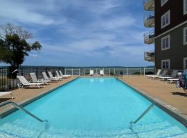Beachy condo with Pool and Hot Tub, hotell sihtkohas Traverse City