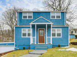 Walk to Lake Hopatcong: Vibrant Home w/ Deck!, hotel a Hopatcong