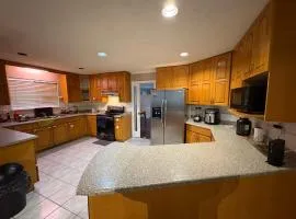 Surrey-Delta Urban Stay - Walk to Transit & Shopping