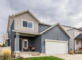 The Heber Hangout: 4BR Family Home + Spa, Hotel in Heber City