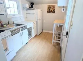 cozy studio 10 min walk to Pier and beach Pets OK