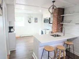 Cozy 3BD Cottage 8 min to beach Pet friendly